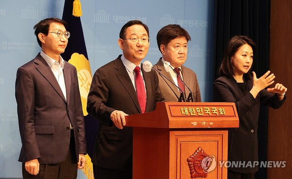 주호영 국회 연금개혁특별위원장(가운데)과 국민의힘 유경준(오른쪽), 더불어민주당 김성주 여야 간사가 7일 오후 국회 소통관에서 연금개혁특별위원회 종료 및 출장 취소 등과 관련해 입장을 밝히고 있다. [사진=연합뉴스]