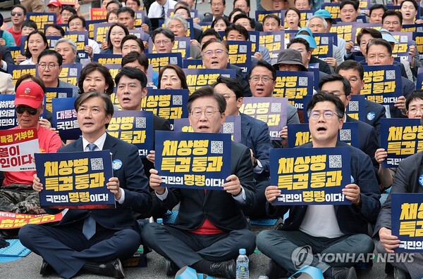 더불어민주당 이재명 대표와 박찬대 원내대표, 조국혁신당 조국 대표 등이 25일 오후 서울역 앞에서 열린 야당·시민사회 공동 해병대원특검법 거부 규탄 및 통과 촉구 범국민대회에서 구호를 외치고 있다. [사진=연합뉴스]