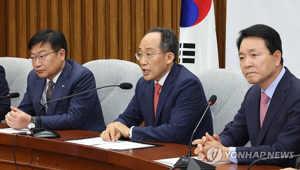 국민의힘 추경호 원내대표(가운데)가 24일 오전 국회에서 열린 원내대책회의에서 발언하고 있다. [사진=연합뉴스]