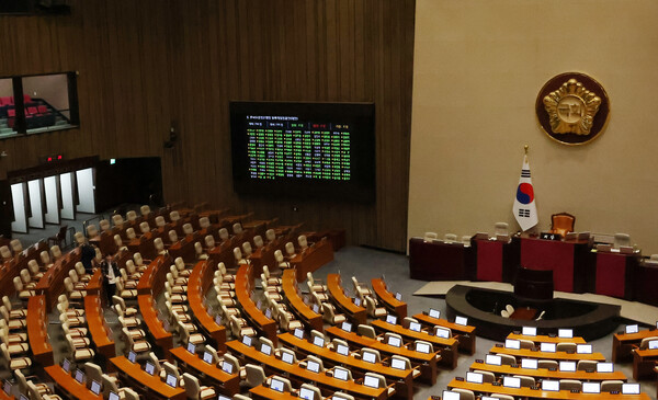 채상병 특검법 재표결을 하루 앞둔 27일 국회 직원들이 본회의장 전자 투표 시스템을 점검하고 있다. [사진=연합뉴스]