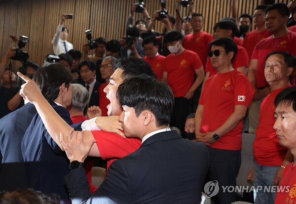 28일 오후 국회에서 열린 본회의에서 해병대예비역연대 회원들이 재의결 안건으로 상정된 '해병대 채상병 사망사건 수사외압 의혹 특별검사법'이 부결되자 국민의힘 의원들을 향해 소리치고 있다. [사진=연합뉴스]