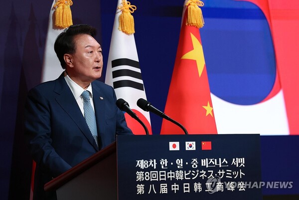 윤석열 대통령이 27일 서울 중구 대한상공회의소에서 열린 제8차 한일중 비즈니스 서밋에서 연설하고 있다. [사진=연합뉴스]