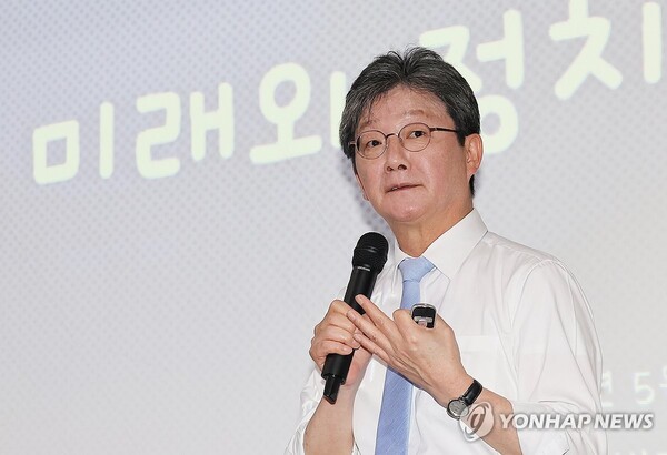 국민의힘 유승민 전 의원이 2일 오후 인천 연수구 인천대 교수회관에서 '청년의 미래와 정치'를 주제로 특강을 하고 있다. [사진=연합뉴스]