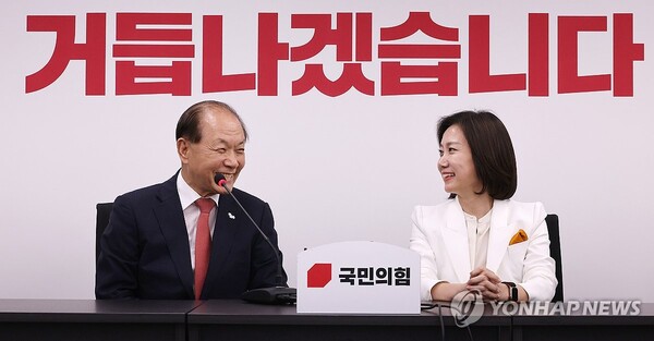 국민의힘 황우여 비상대책위원장이 21일 서울 여의도 당사를 예방한 개혁신당 허은아 당 대표(오른쪽)와 인사한 뒤 발언하고 있다. [사진=연합뉴스]