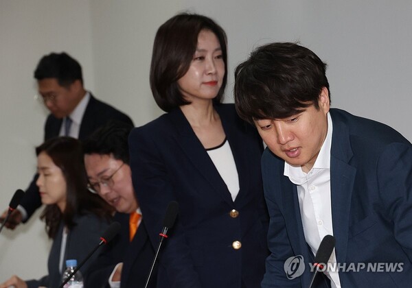 28일 국회에서 열린 개혁신당 채상병 특검법 관련 긴급 의원 및 당선인 총회에 이준석 전 대표와 허은아 현 대표가 함께 입장하고 있다.  [사진=연합뉴스]