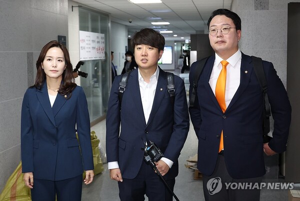 개혁신당 이준석 의원이 30일 국회 의원회관 내 의원실로 첫 출근을 하며 취재진 앞에서 인사말을 하고 있다. [사진=연합뉴스]