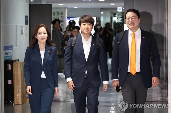 개혁신당 이준석, 이주영, 천하람 의원이 30일 서울 여의도 국회 의원회관 내 의원실을 향해 걸어가고 있다.  [사진=연합뉴스]