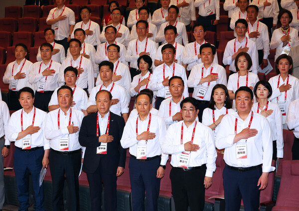 국민의힘 황우여 비상대책위원장과 추경호 원내대표가 30일 오후 충남 천안 재능교육연수원에서 열린 제22대 국회의원 워크숍에서 참석자들과 함께 국민의례를 하고 있다. [사진=연합뉴스]