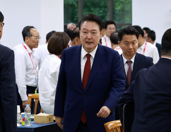  윤석열 대통령이 30일 충청남도 모처에서 열린 제22대 국민의힘 국회의원 워크숍에 입장하고 있다..[사진=엲바뉴스]