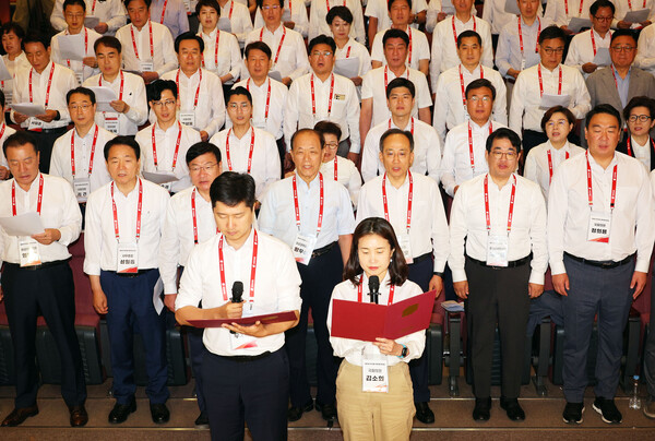 국민의힘 황우여 비상대책위원장, 추경호 원내대표를 비롯한 참석자들이 31일 오전 충남 천안 재능교육연수원에서 열린 제22대 국회의원 워크숍에서 결의문을 낭독하고 있다. [사진=연합뉴스]