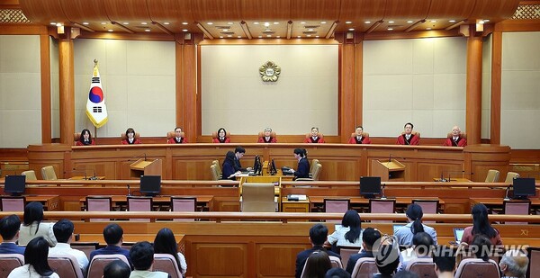 이종석 헌법재판소장을 비롯한 헌법재판관들이 30일 오후 서울 종로구 헌법재판소 대심판정에 입장해 자리에 앉아 있다. 왼쪽부터 정정미·이미선·김기영·이은애 헌법재판관, 이종석 헌법재판소장, 이영진·문형배·김형두·정형식 헌법재판관. [사진=연합뉴스]