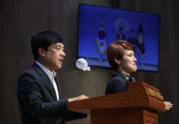 더불어민주당 이성윤 의원이 31일 국회에서 '김건희 종합 특검법' 대표발의 기자회견을 하고 있다. [사진=연합뉴스]