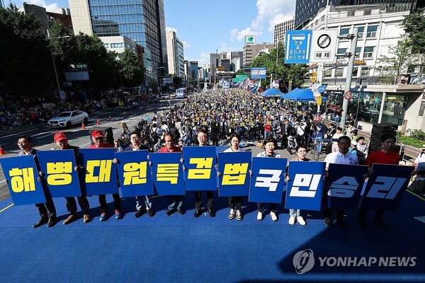 더불어민주당 이재명 대표, 박찬대 원내대표를 비롯한 참가자들이 1일 오후 서울역 인근에서 열린 윤석열 정권 규탄 및 해병대원 특검법 관철을 위한 범국민대회에서 퍼포먼스를 하고 있다. [사진=연합뉴스]