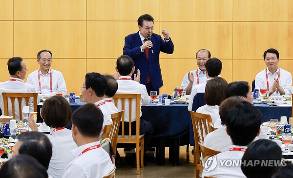 윤석열 대통령이 30일 충청남도 모처에서 열린 제22대 국민의힘 국회의원 워크숍에서 발언 도중 의원들을 격려하고 있다. [사진=연합뉴스]