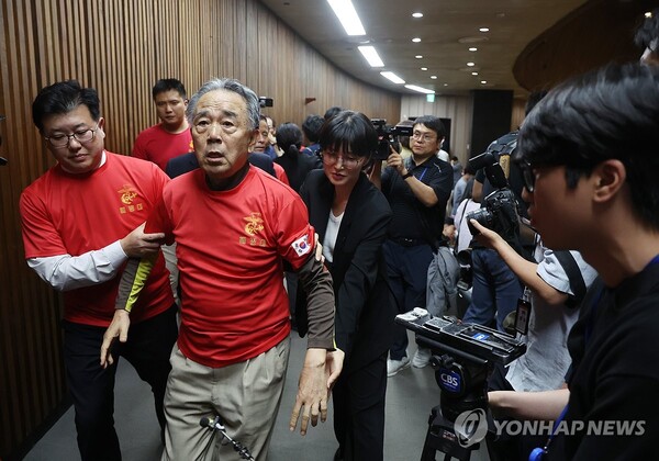 28일 오후 국회에서 열린 본회의에서 해병대예비역연대 회원들이 재의결 안건으로 상정된 '해병대 채상병 사망사건 수사외압 의혹 특별검사법'이 부결되자 국민의힘 의원들을 향해 소리치고 있다. [사진=연합뉴스]