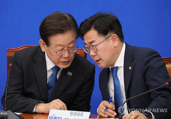 더불어민주당 이재명 대표(왼쪽)와 박찬대 원내대표가 31일 오전 서울 여의도 국회에서 열린 최고위원회의에서 대화하고 있다. [사진=연합뉴스]