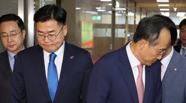 국민의힘 추경호 원내대표(오른쪽)와 더불어민주당 박찬대 원내대표가 지난달 27일 서울 여의도 국회에서 김진표 국회의장과 면담을 마치고 나와 취재진의 질문에 답한 후 각자 자리에서 떠나고 있다. [사진=연합뉴스]