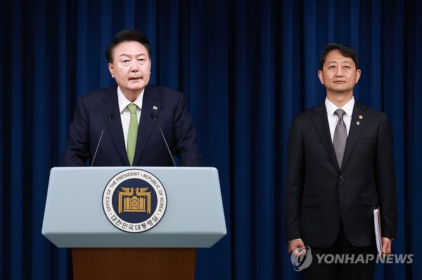 윤석열 대통령이 3일 오전 서울 용산 대통령실 청사 브리핑실에서 열린 국정브리핑에 참석해 동해 석유·가스 매장과 관련해 설명하고 있다. 윤 대통령 오른쪽은 국정브리핑에 배석한 안덕근 산업통상자원부 장관. [사진=연합뉴스]