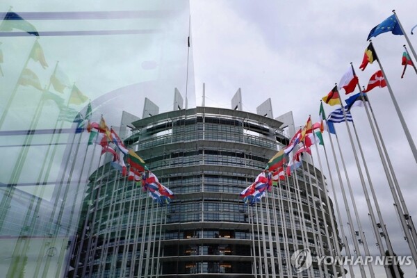 유럽의회 앞 회원국 깃발 [사진=AFP=연합뉴스]