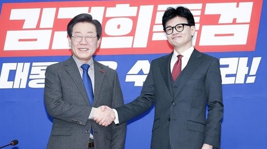 이재명 더불어민주당 대표(왼쪽)가 지난해 12월 29일 비상대책위원장 취임 후 예방을 온 한동훈 전 국민의힘 비대위원장과 악수를 하고 있다. [사진=연합뉴스]