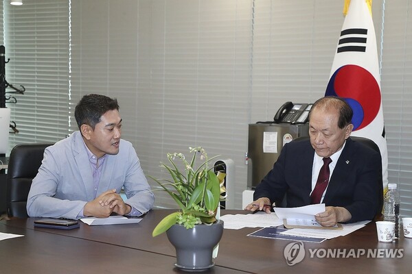국민의힘 황우여 비대위원장이 5일 오후 서울 여의도 당사에서 오신환 당협위원장과 환담하고 있다. [사진=연합뉴스]