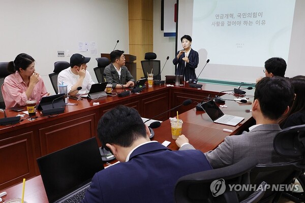 국민의힘 윤희숙 전 의원이 6일 오전 서울 여의도 국회 의원회관에서 국민의힘 소장파 모임인 첫목회가 주최한 초청강연에서 '연금개혁, 국민의힘이 사활을 걸어야 하는 이유'라는 주제로 강연하고 있다. [사진=연합뉴스]