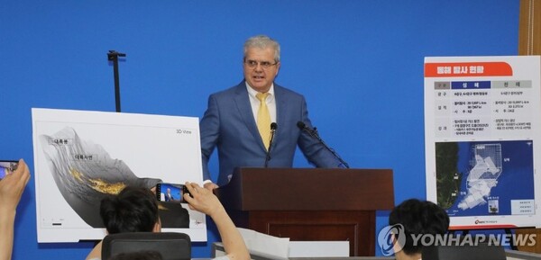 경북 포항 영일만 일대에 최대 140억배럴 규모의 석유·가스가 매장돼 있을 가능성이 있다고 분석한 미국 액트지오(Act-Geo)의 비토르 아브레우 대표가 7일 오전 정부세종청사 산업통상자원부 기자실에서 브리핑하고 있다. 사진=연합뉴스