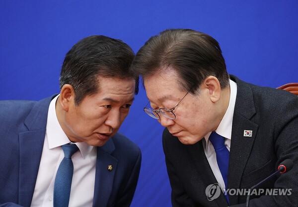 더불어민주당 이재명 대표와 정청래 최고위원이 7일 국회에서 열린 최고위원회의에서 대화를 하고 있다. [사진=연합뉴스]