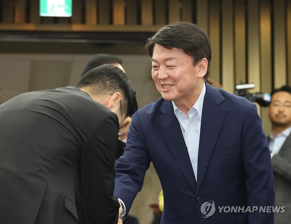 국민의힘 안철수 의원이 3일 오후 국회에서 열린 의원총회에 입장하고 있다. [사진=연합뉴스]