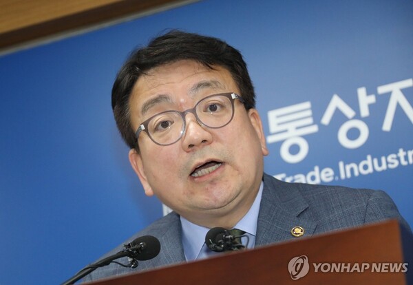 최남호 산업통상자원부 2차관이 10일 오후 정부세종청사에서 동해 심해 석유·가스전 관련 브리핑을 열고 '우드사이드' 철수 논란, '액트지오' 분석 의뢰 배경 등에 관해 설명하고 있다. [사진=연합뉴스]