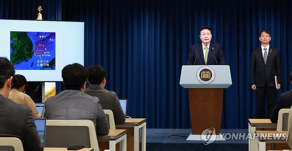 윤석열 대통령이 3일 오전 서울 용산 대통령실 청사 브리핑실에서 열린 국정브리핑에 참석해 동해 석유·가스 매장과 관련해 설명하고 있다. 윤 대통령 오른쪽은 국정브리핑에 배석한 안덕근 산업통상자원부 장관. [사진=연합뉴스]