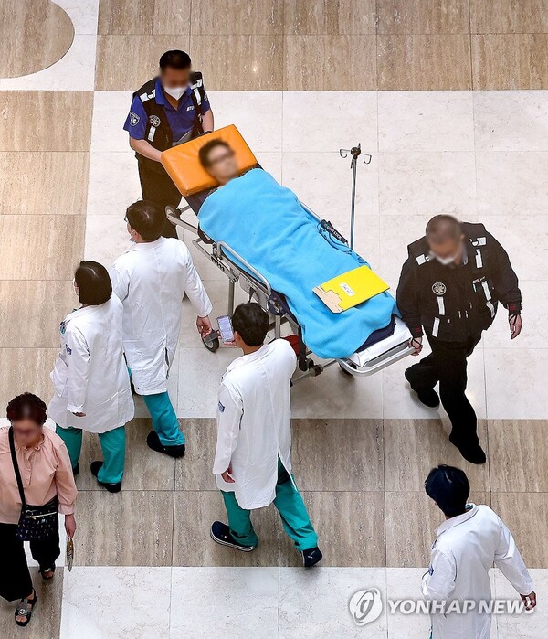 의대 정원 확대로 촉발된 의정갈등이 이제 의사와 환자와의 갈등으로 확산되는 모습이다 [사진=연합뉴스]