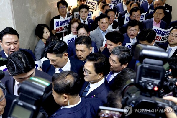 우원식 국회의장이 10일 오후 본회의를 개회하기 위해 국민의힘 의원들의 사퇴 촉구 시위를 뚫고서 국회 본회의장으로 들어가고 있다. [사진=연합뉴스]