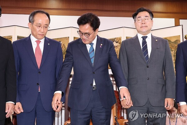 우원식 국회의장이 10일 오후 국회의장실에서 국민의힘 추경호 원내대표, 더불어민주당 박찬대 원내대표와 회동하기에 앞서 기념촬영을 하던 중 양당 원내대표의 손을 잡고 있다. [사진=연합뉴스]