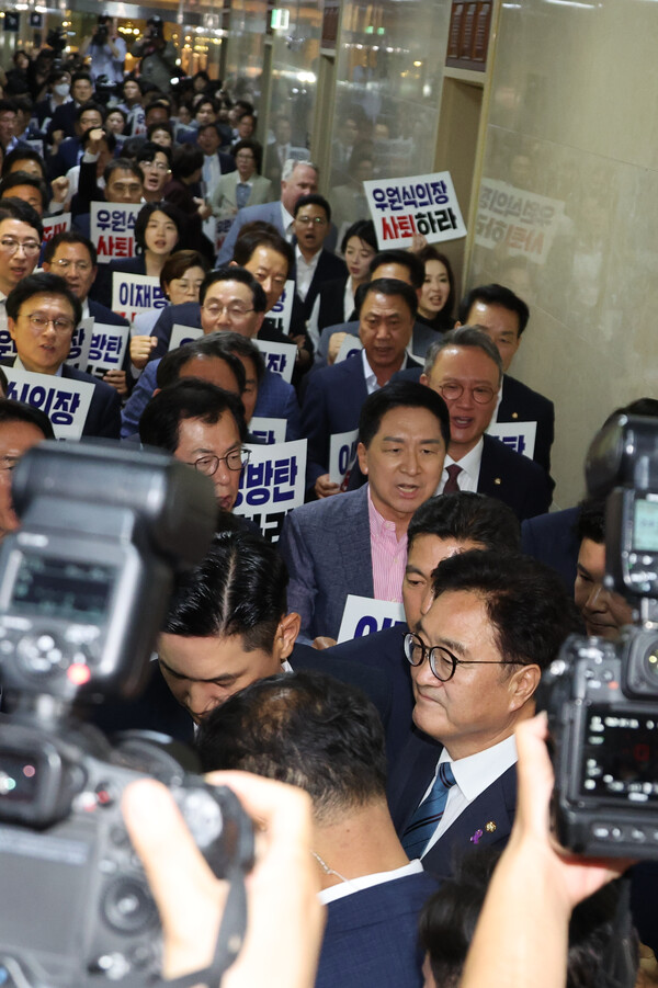 우원식 국회의장이 10일 오후 국회에서 본회의를 개회하기 위해 국민의힘 의원들의 사퇴 촉구 시위를 뚫고서 국회 본회의장으로 향하고 있다. [사진=연합뉴스]