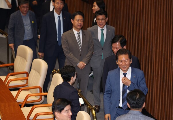 10일 국회 본회의에서 법제사법위원장으로 선출된 더불어민주당 정청래 의원이 산회 후 밝게 웃고 있다. [사진=연합뉴스]