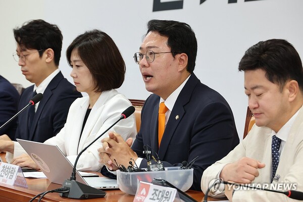 개혁신당이 '비與비野' 행보로 존재감을 보이며 실익도 톡톡히 누리고 있다 [사진=연합뉴스]