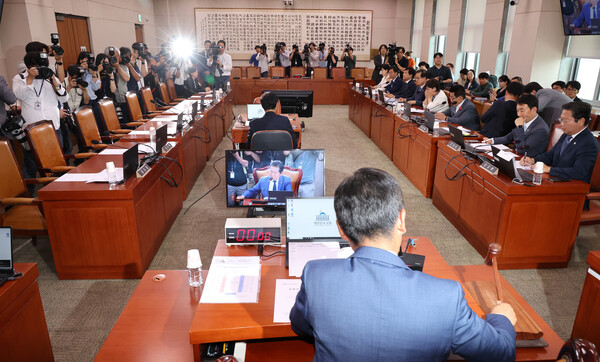 더불어민주당 소속 정청래 법제사법위원장이 12일 오후 국회에서 열린 법제사법위원회 전체회의에서 의사봉을 두드리고 있다. 야당이 단독으로 구성한 22대 국회 11개 상임위원회에 사임계를 제출한 국민의힘 위원들의 자리가 비어 있다. [사진=연합뉴스]