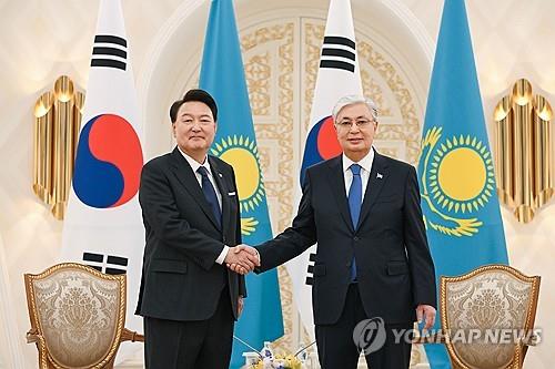 윤석열 대통령이 12일(현지시간) 카자흐스탄 아스타나 대통령궁에서 카심-조마르트 토카예프 카자흐스탄 대통령과 소인수 회담에 앞서 악수하고 있다.[사진=연합뉴스]