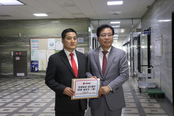 3선의원인 국민의힘 재정 · 세제개편특별위원회 위원장 송언석(경북 김천) 의원이 12일 박대출 의원과 함께 국민의힘 당론으로 추진된 ‘지방세특례제한법 일부개정법률안 ’ 등 민생법안을 국회 의안과에 제출했다.[사진=의원실 제공]