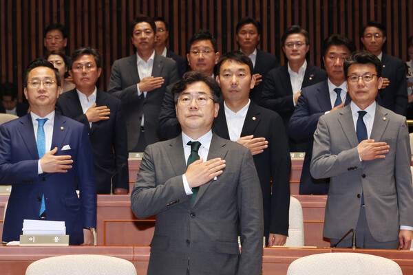더불어민주당 박찬대 원내대표와 진성준 정책위의장 등 의원들이 13일 오전 서울 여의도 국회에서 열린 정책 의원총회에서 국기에 경례하고 있다. [사진=연합뉴스]