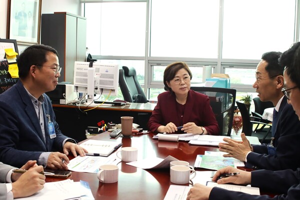 지난 4월 포스코홀딩스로부터 수소환원제철 기술에 대한 국가지원 필요성 관련 보고를 받고 있는 김정재 의원 / 사진=김정재 의원 페이스북 캡쳐