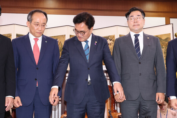 우원식 국회의장이 10일 오후 국회의장실에서 국민의힘 추경호 원내대표, 더불어민주당 박찬대 원내대표와 회동하기에 앞서 기념촬영을 하던 중 양당 원내대표의 손을 잡고 있다. [사진=연합뉴스]