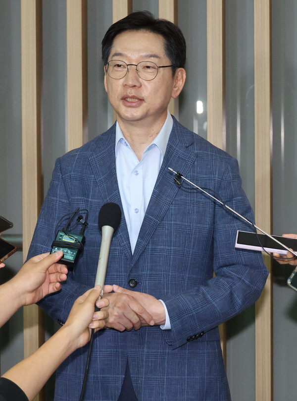 김경수 전 경남도지사가 14일 인천공항에서 출국 전 기자들의 질문에 답하고 있다. 영국에서 유학 중인 김 전 지사는 노무현 전 대통령 추도식 참석을 위해 잠시 귀국했다. [사진=연합뉴스]