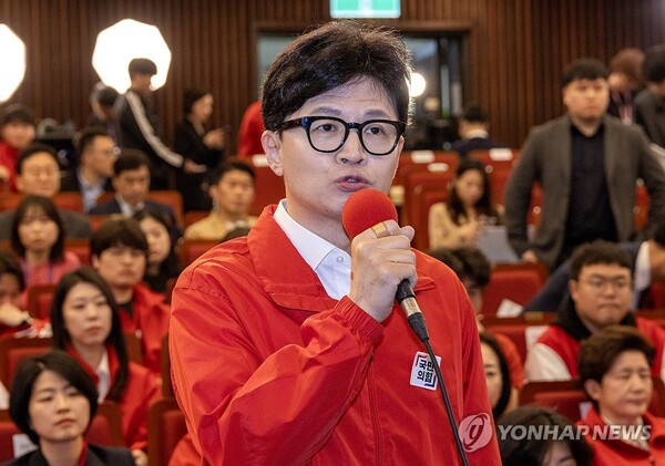 국민의힘 한동훈 총괄선대위원장이 10일 서울 여의도 국회도서관에 마련된 국민의힘 제22대 국회의원선거 개표상황실에서 출구조사 결과를 시청한 뒤 발언하고 있다. [사진=연합뉴스]