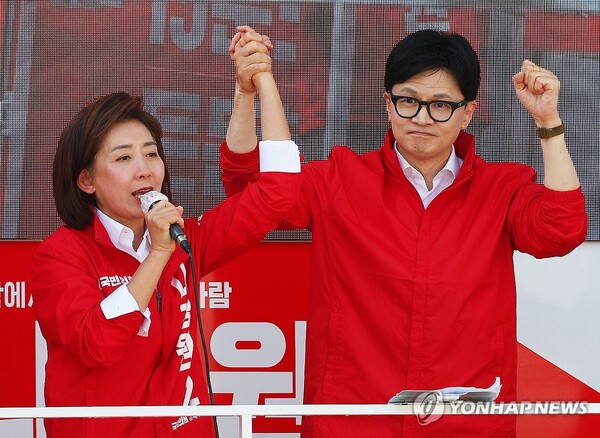 나경원 의원이 17일 전당대회 출마를 시사하며 친윤계와 손을 잡을 수도 있다는 의지를 보였다 [사진=연합뉴스]