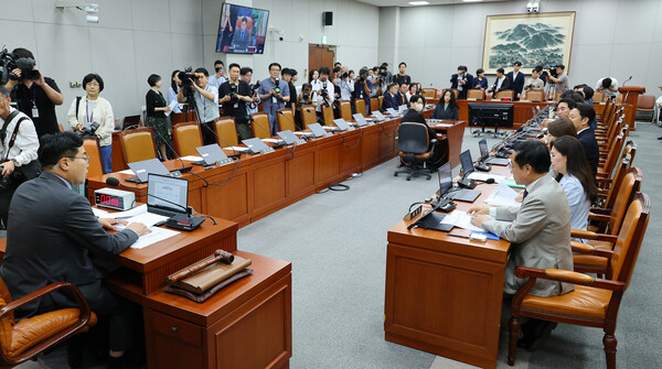 국회 운영위원회 전체회의가 열린 18일 오전 국회 운영위 회의장에 여당 소속 위원들의 자리가 비어 있다. [사진=연합뉴스]