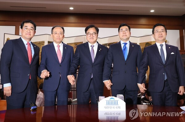 여야 원내대표들과 회동하는 우원식 국회의장 [사진=연합뉴스]