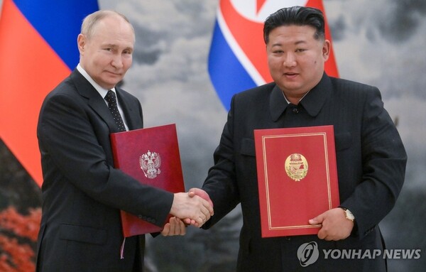김정은 북한 국무위원장과 블라디미르 푸틴 러시아 대통령이 19일 북러정상회담을 갖고 '포괄적 전략 동반자 협정'을 체결했다 [사진=타스=연합뉴스]