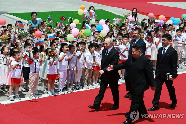 평양 김일성 광장 환영식에 참석한 김정은-푸틴 [사진=타스=연합뉴스]